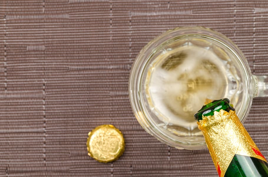 Green Glass Bottle, alcohol, ale, beer, beverage, brewed, bubbles HD wallpaper