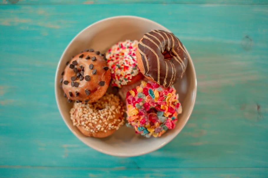 seven assorted-flavor doughnuts on brown ceramic bowl, donuts on plate HD wallpaper