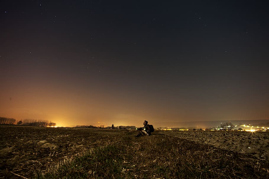 man sitting alone on field of grass, boy, stars, sky, looking HD wallpaper