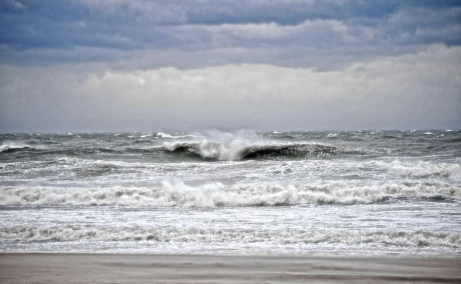 De storm. Шторм на пляже. Море пляж гроза. Стихи про море.