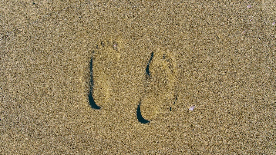 person's foot print on brown sands, photo of person footprint on seashore