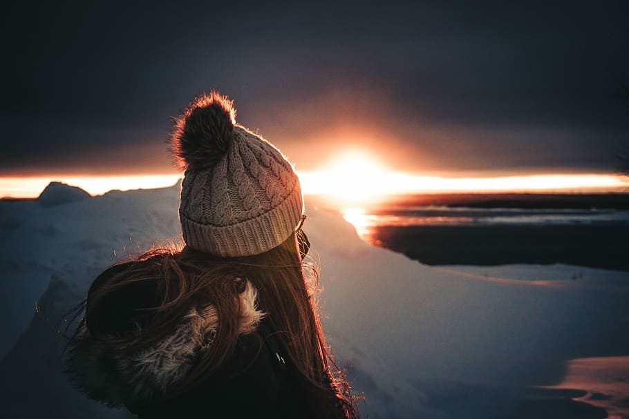 woman on top of mountain looking at sunset, woman sitting on top of mountain during sunrise, HD wallpaper