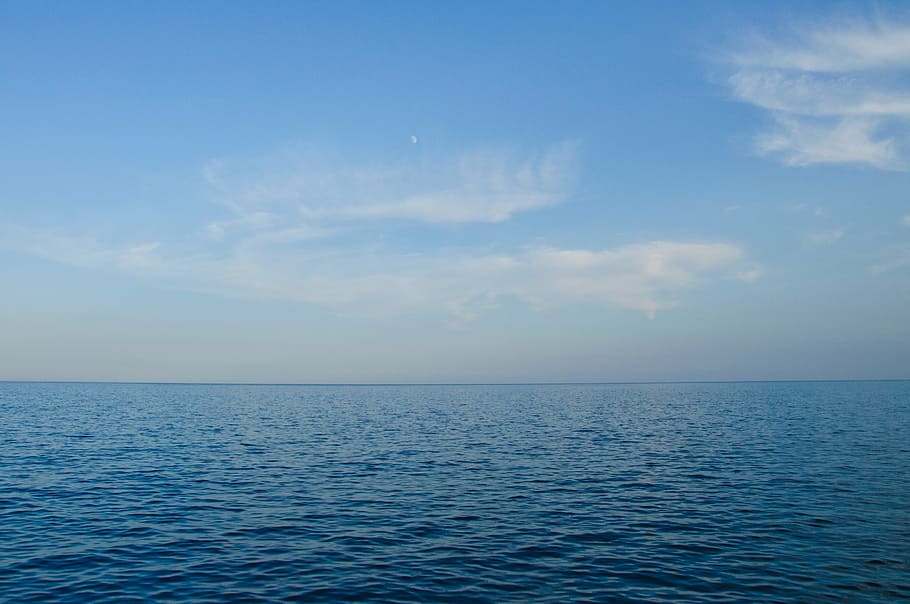 calm water overlooking horizon under cloudy sky at daytime HD wallpaper