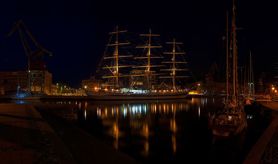 brown galleon ship near sailboats during nighttime, river, vessel HD wallpaper