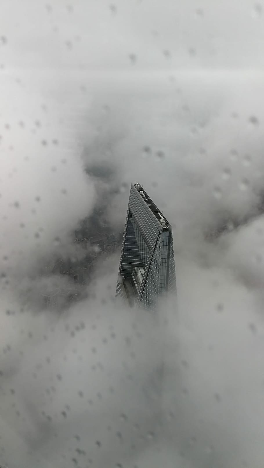 The scenery in the rain, Shanghai World Financial Center, China HD wallpaper