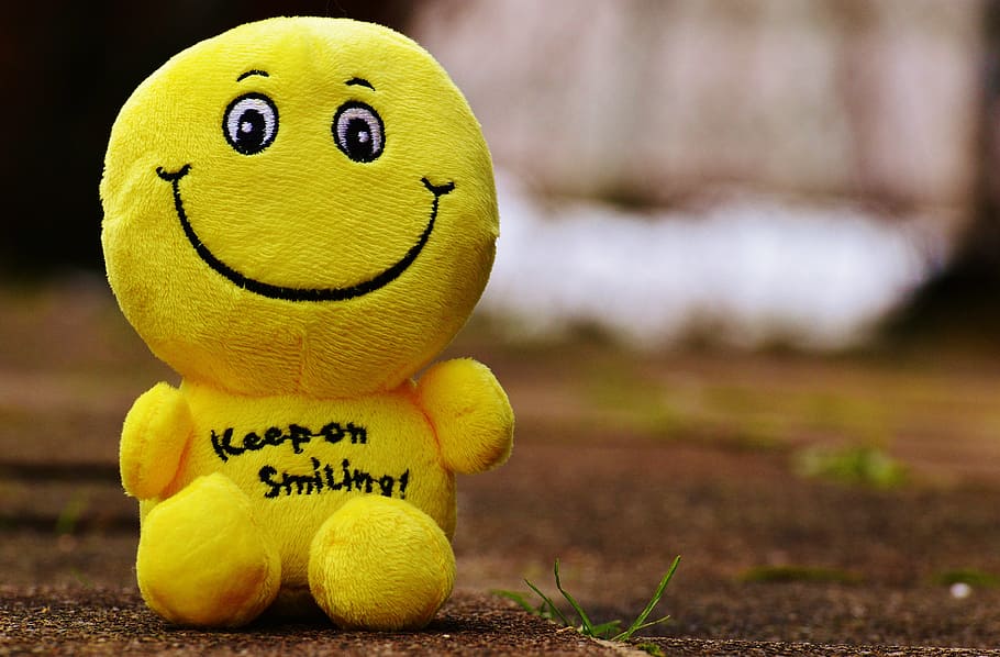 focus photography of yellow plush toy on soil, smiley, laugh, HD wallpaper