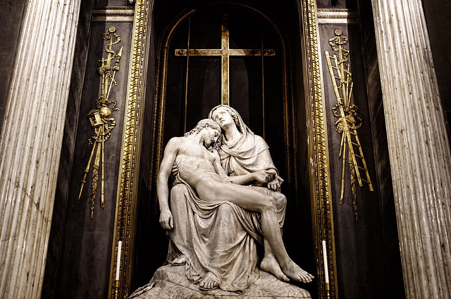 Pieta statue by Michael Angelo, jesus, skul′prura, church, milan