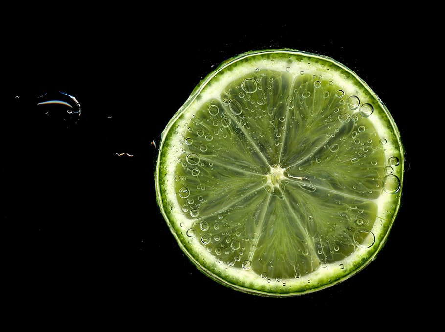 closeup photography of lime, focus photography of green citrus HD wallpaper
