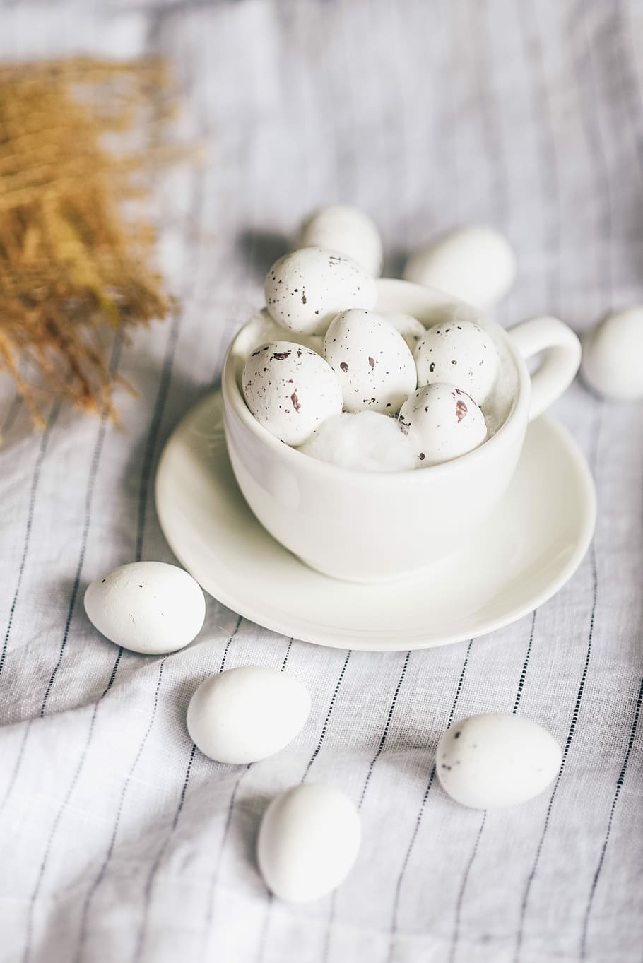 small eggs on table and in the cup, quail eggs in white ceramic teacup, HD wallpaper