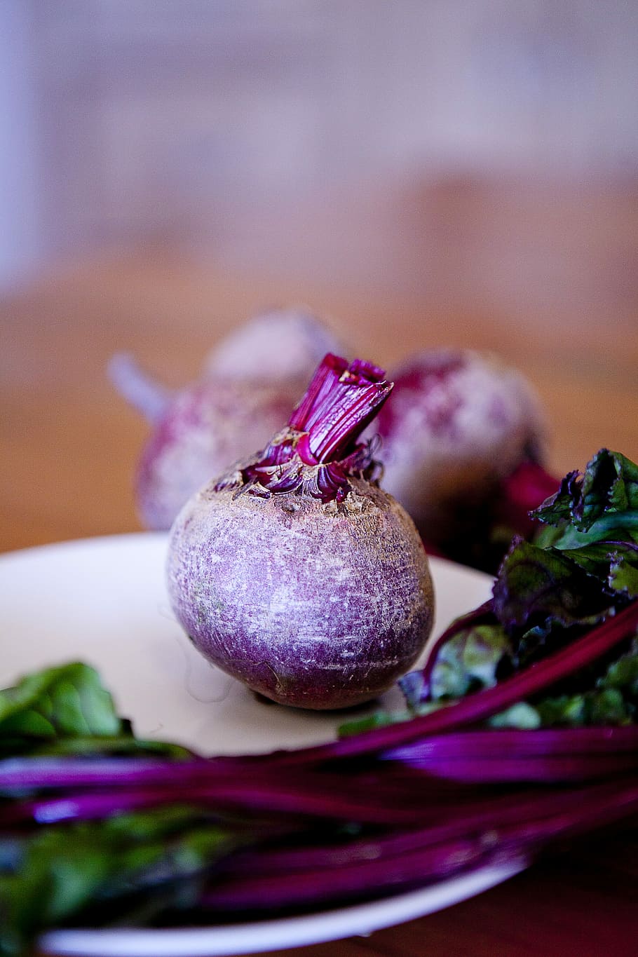 onion on white plate, purple and silver baubles, beet, beetroot HD wallpaper