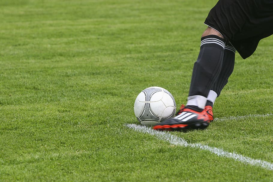 Soccer Player Kicking White Gray Soccer Ball on Green Grass Field, HD wallpaper