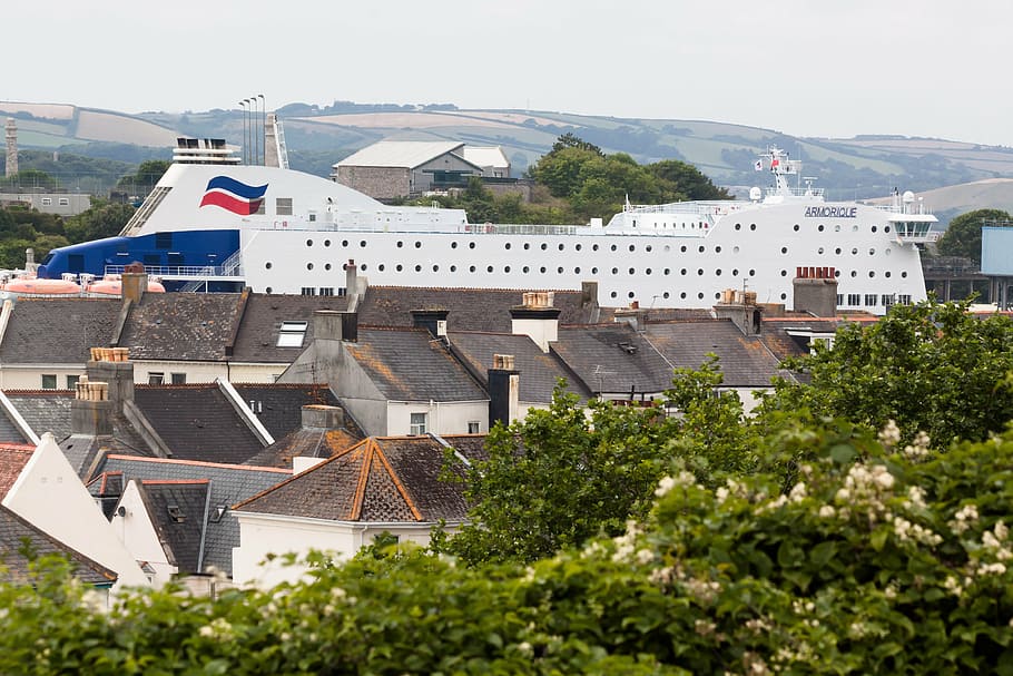 ferry, homes, green, trees, hill, ship, optical deception, england HD wallpaper