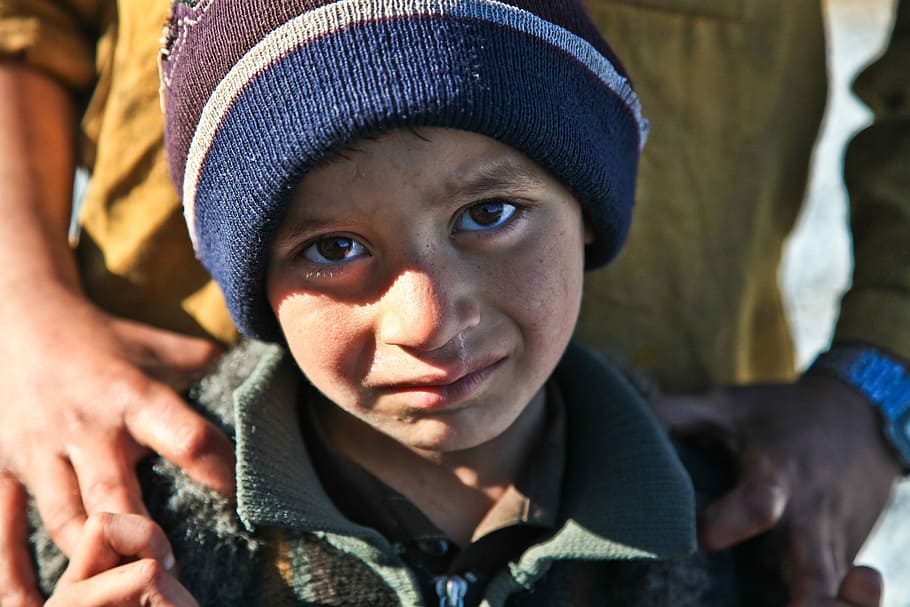 boy wearing blue and brown knit cap, poor, afraid, fear, sad HD wallpaper