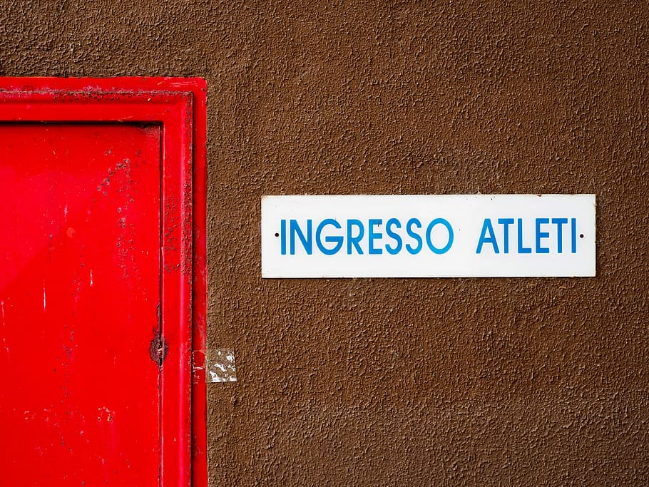 close-up photo of Ingresso Atleti signage beside door, Ingresso Atleti signage HD wallpaper