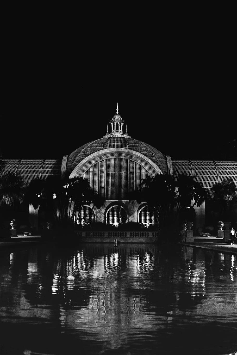 grayscale photography of building, grayscale photo of building with fountain outside HD wallpaper