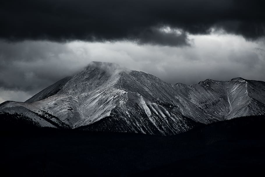 grayscale photo of mountains under cloudy sky, greyscale photo of mountain HD wallpaper