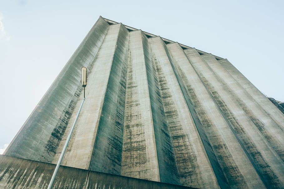 gray and green concrete building under blue sky, structure HD wallpaper