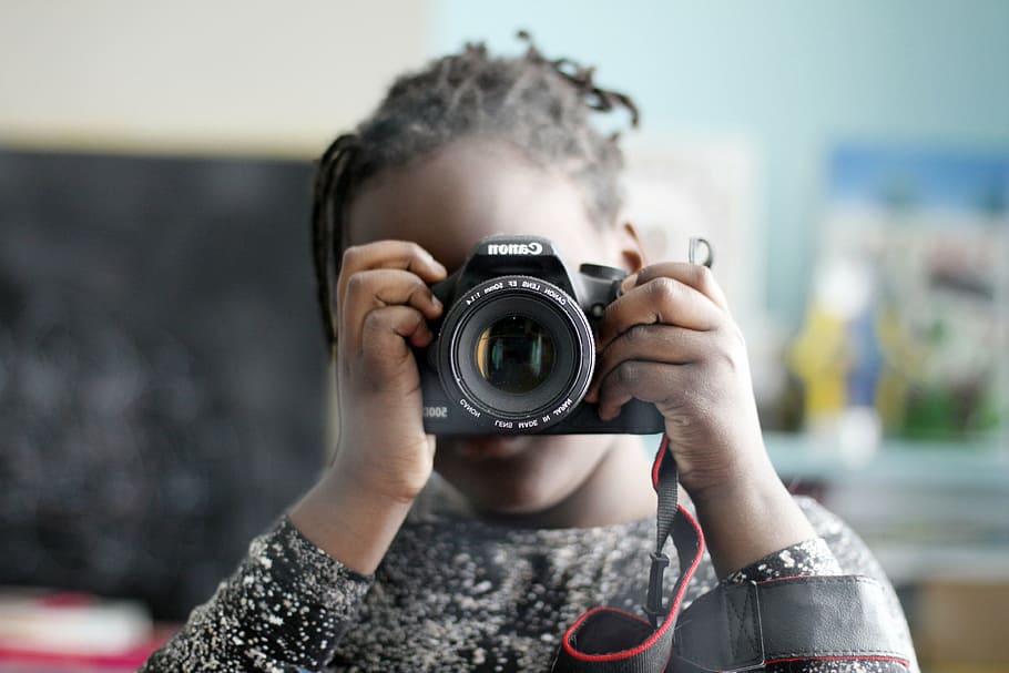 tilt shift lens photography of girl holding black Canon DSLR camera, HD wallpaper