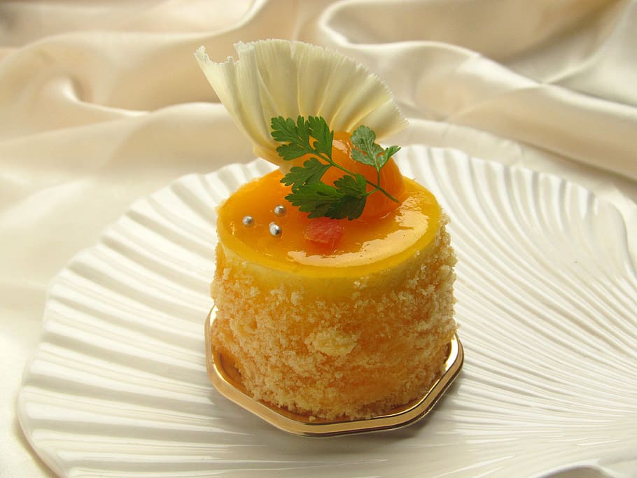 yellow cake on white shell shape ceramic plate, green leaf HD wallpaper
