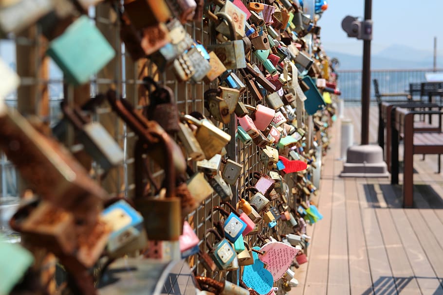 padlock bridge, key, promise, love, lovers, park, metal, season HD wallpaper