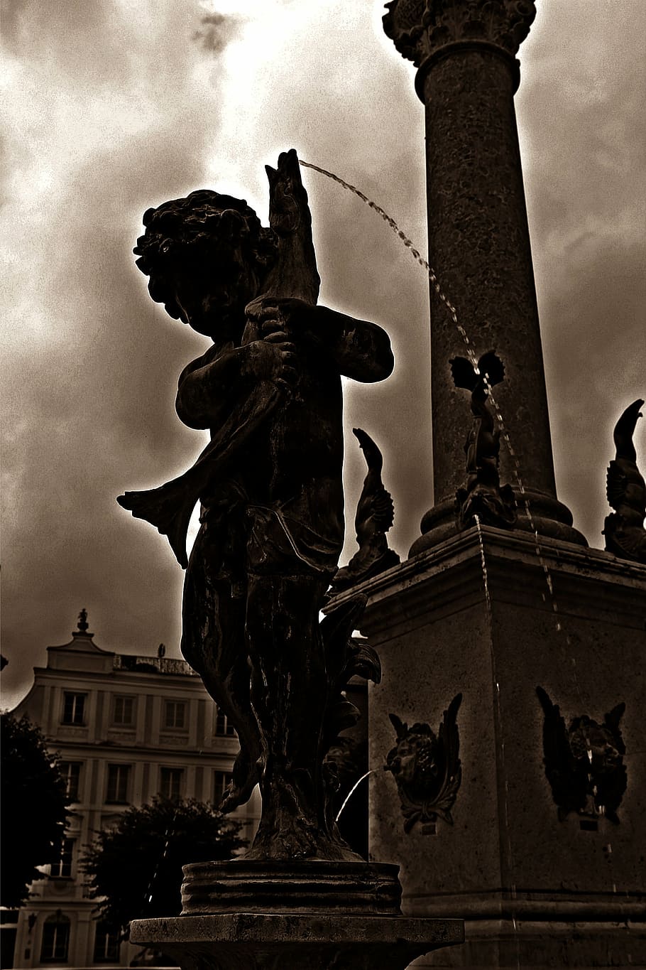 fountain, cherub, threatening, figure, statue, gloomy, water feature HD wallpaper