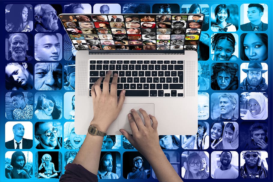 person on its laptop computer, faces, social, play, team, teamwork, HD wallpaper
