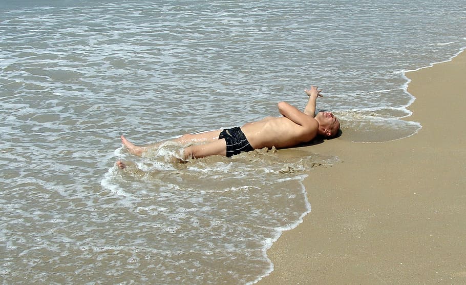 relaxed, man, relaxing, beach, sea, waves, relaxation, lifestyle HD wallpaper