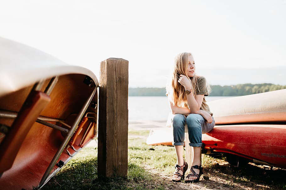 woman seating on boat, woman in gray shirt and blue cuff capri shorts sitting in red boat HD wallpaper