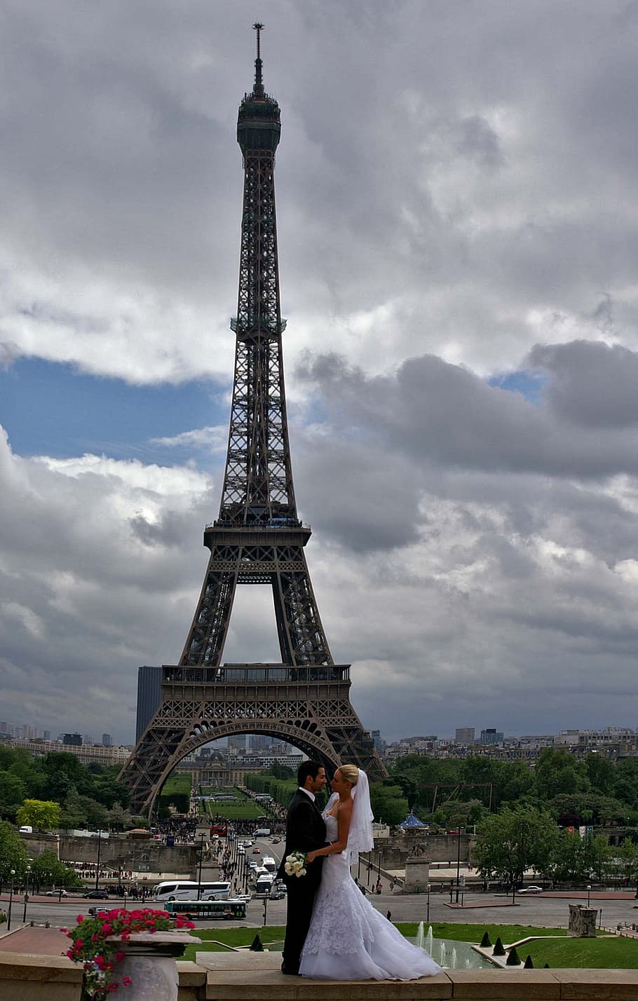 paris, eiffel tower, bride and groom, clouds, architecture HD wallpaper