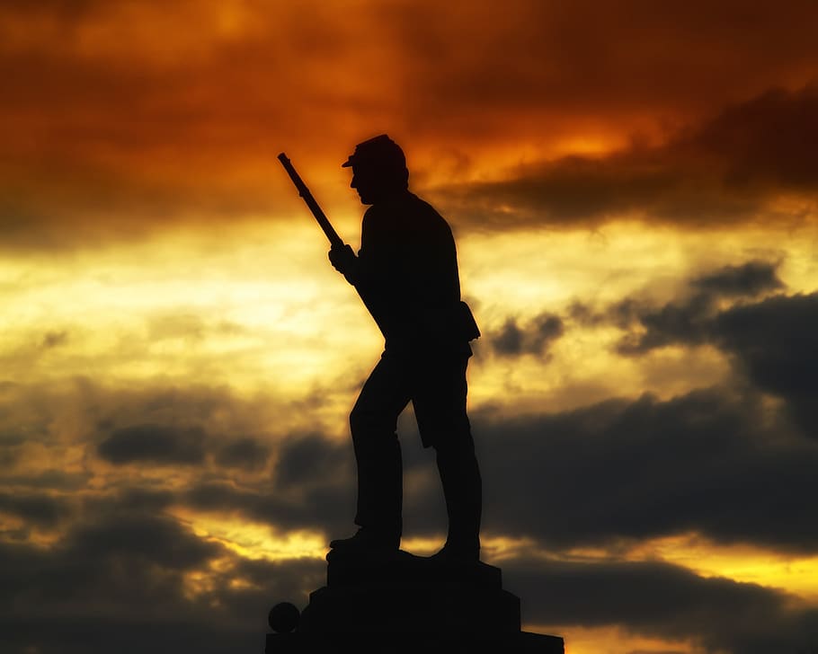 silhouette of man holding rifle, monument, statue, sunset, sky HD wallpaper