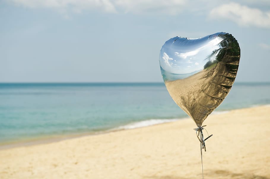 shallow focus photography of foil balloon near beach, sand HD wallpaper