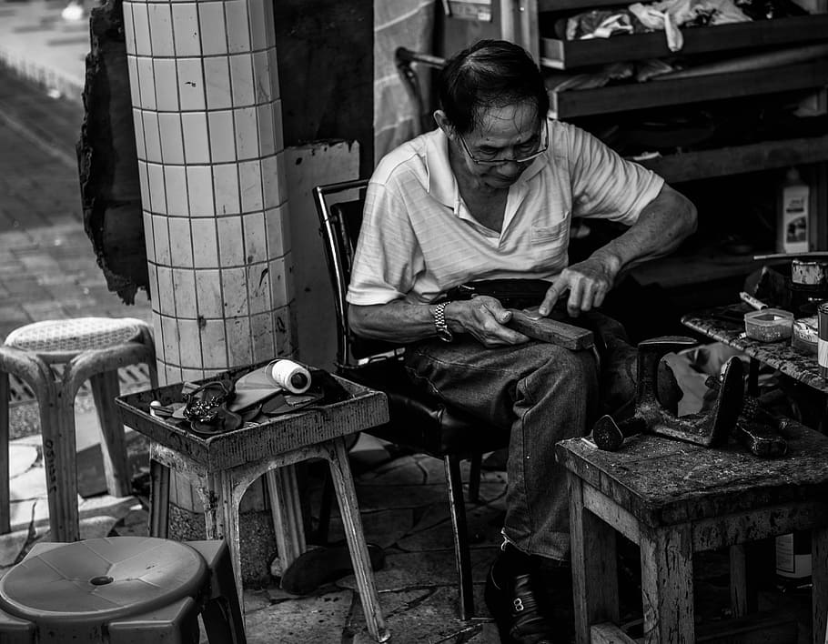 grayscale photo of man cleaning shoes, grayscale photo of man repairing shoe HD wallpaper