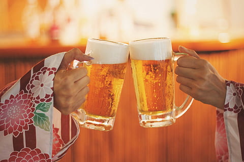 two person holding and cheers beer mugs, beer - Alcohol, drink HD wallpaper