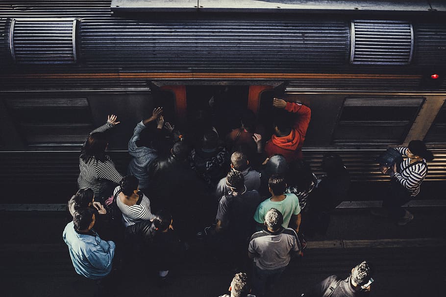 people entering train, people rushing trying to enter train, underground HD wallpaper