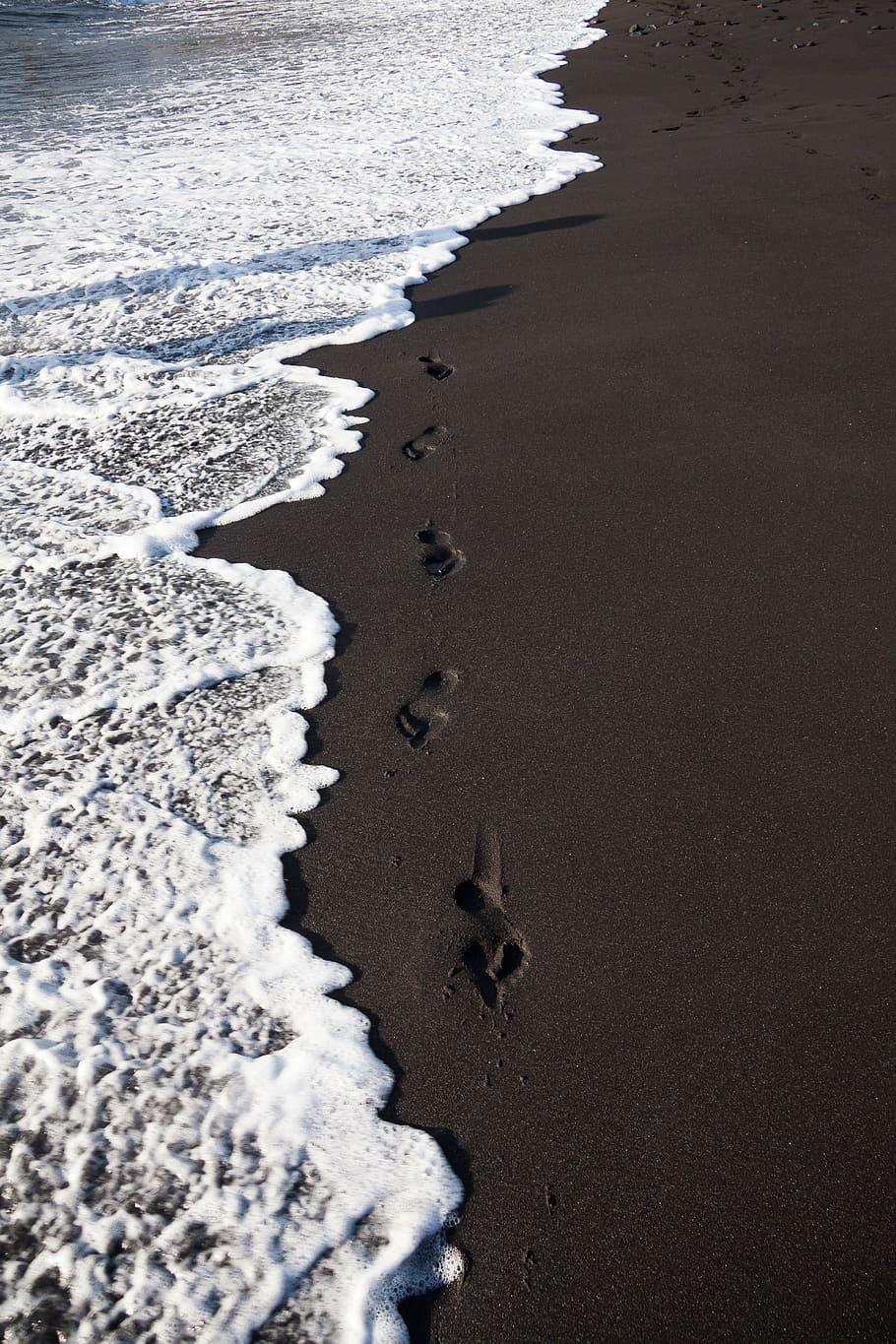 beach, traces, sand, black, barefoot, footprint, reprint, sea HD wallpaper
