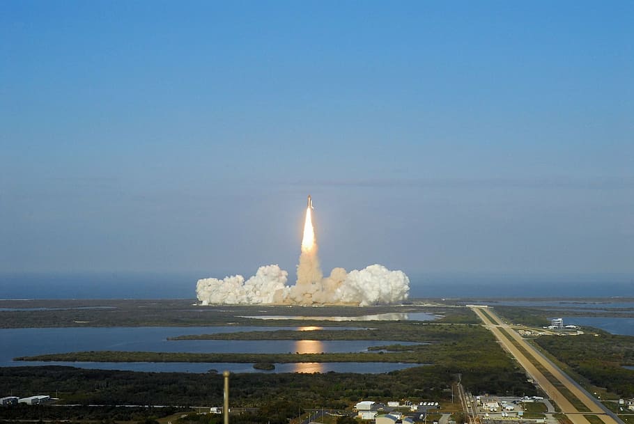 launch rocket under blue sky during daytime, discovery space shuttle HD wallpaper