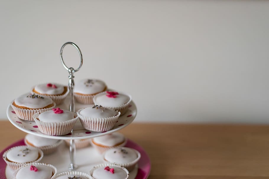 selective focus photography of cupcakes on tidbit, baked cupcakes on white ceramic 2-tier tray HD wallpaper