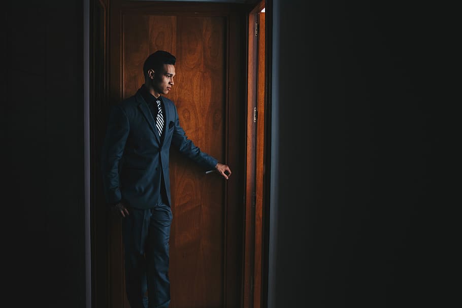 La espera del novio, man in black suit standing near brown wooden door, HD wallpaper