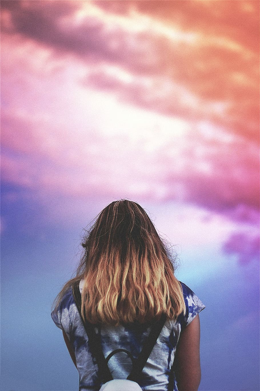Wonder, woman in blue and white cap-sleeved shirt facing clouds HD wallpaper