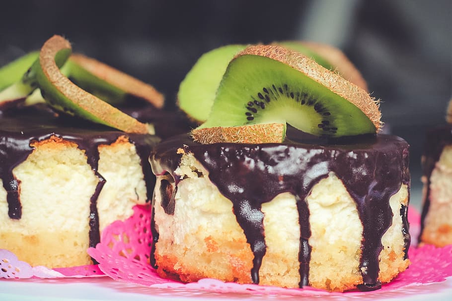 cupcakes, chocolate, syrup, sweets, desserts, food, kiwi, fruit HD wallpaper