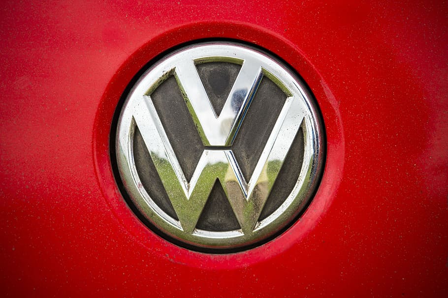frelsen kardinal muskel HD wallpaper: chrome-colored Volkswagen emblem in red surface, car, logo,  metal | Wallpaper Flare