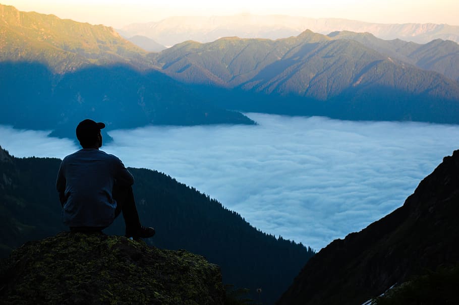 Man on the Edge of the Cliff Above the Cloudy Sky, adventure HD wallpaper