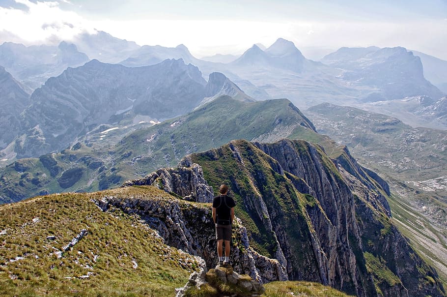 person standing on top of mountain, mountain range, mountain scene HD wallpaper