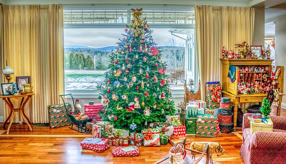 house living room with Christmas tree and boxes of gifts beside glass wall, HD wallpaper