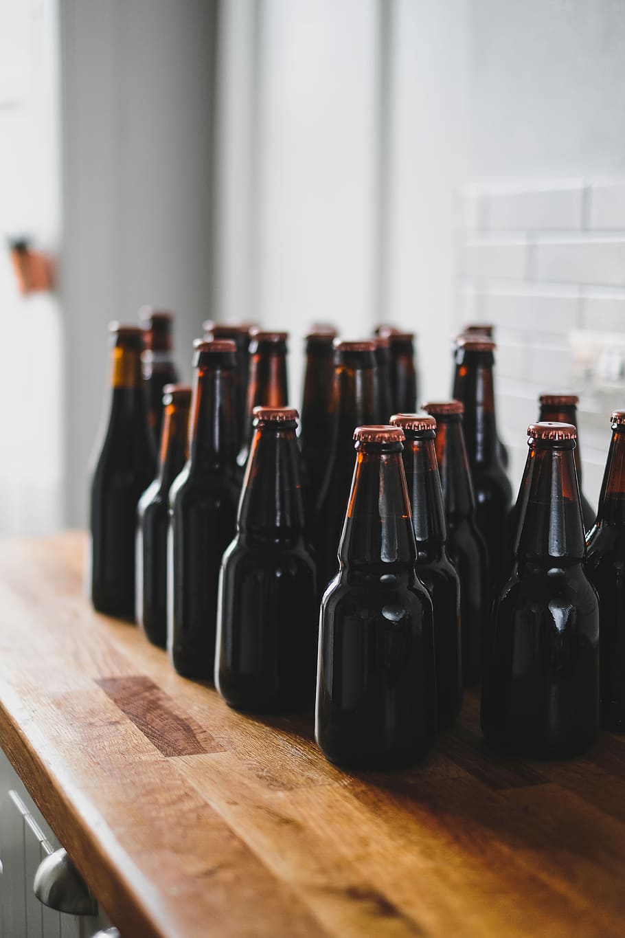 black glass bottles on table top, brown glass bottles with red lid lot on brown wooden desk HD wallpaper