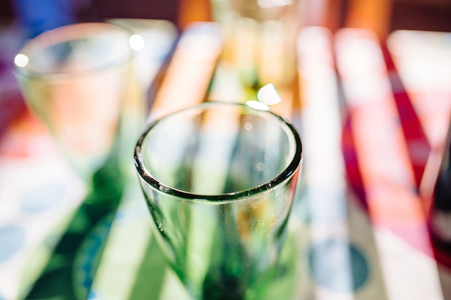 clear drinking cup, glasses, drinks, beverages, table, restaurant HD wallpaper