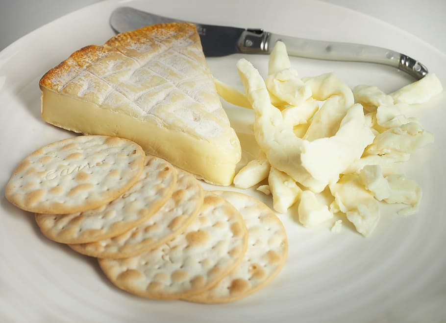 cake slice and biscuits, cheese, brie, curds, cracker, knife HD wallpaper