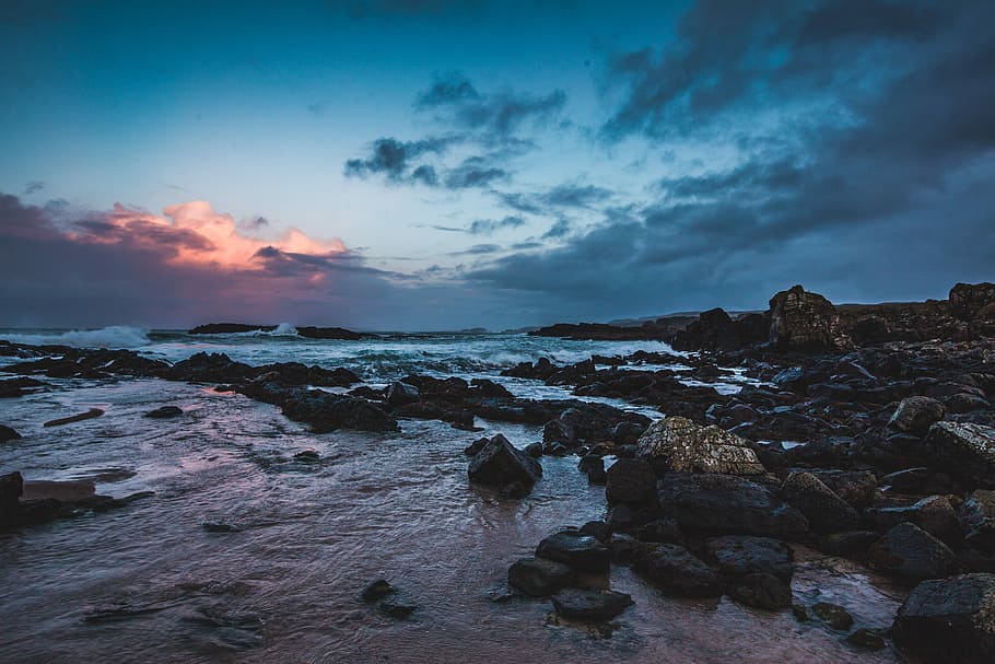 running water beside rock formation, stones near body of water during nighttime HD wallpaper