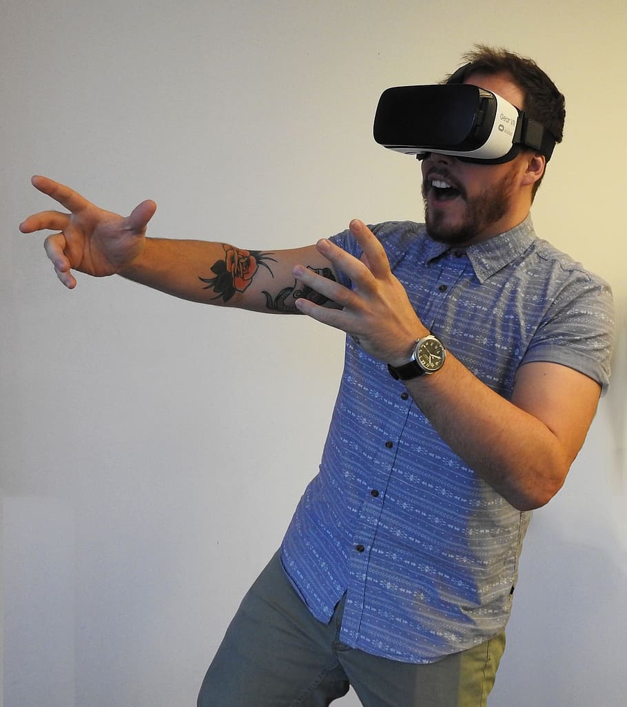 man wearing white and black Gear VR, virtual reality, oculus