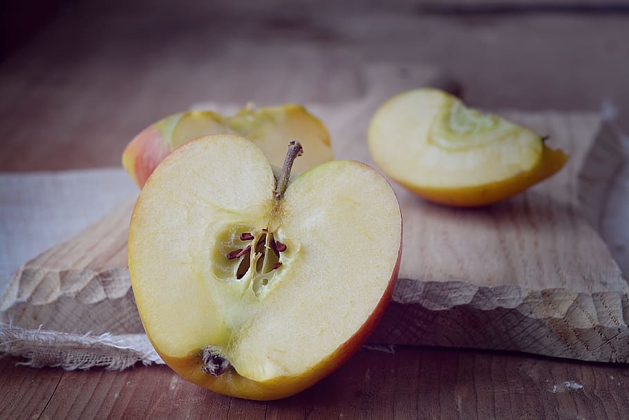 sliced apple on chopping board, bio apple, cut, cut in half, halved apples, HD wallpaper